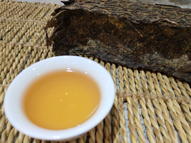 黑茶手筑茯砖金花(huā)茂盛